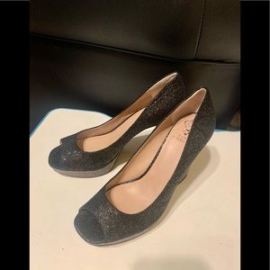VINCE CAMUTO Open Toe Sandal Black Shimmering  Heels